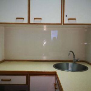 Splashback glass to modernise a kitchen space