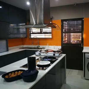 Glass splashback transformed this kitchen