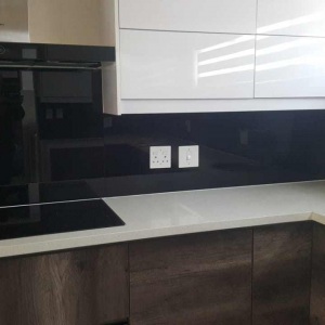 Keeping it retro with black glass splashbacks